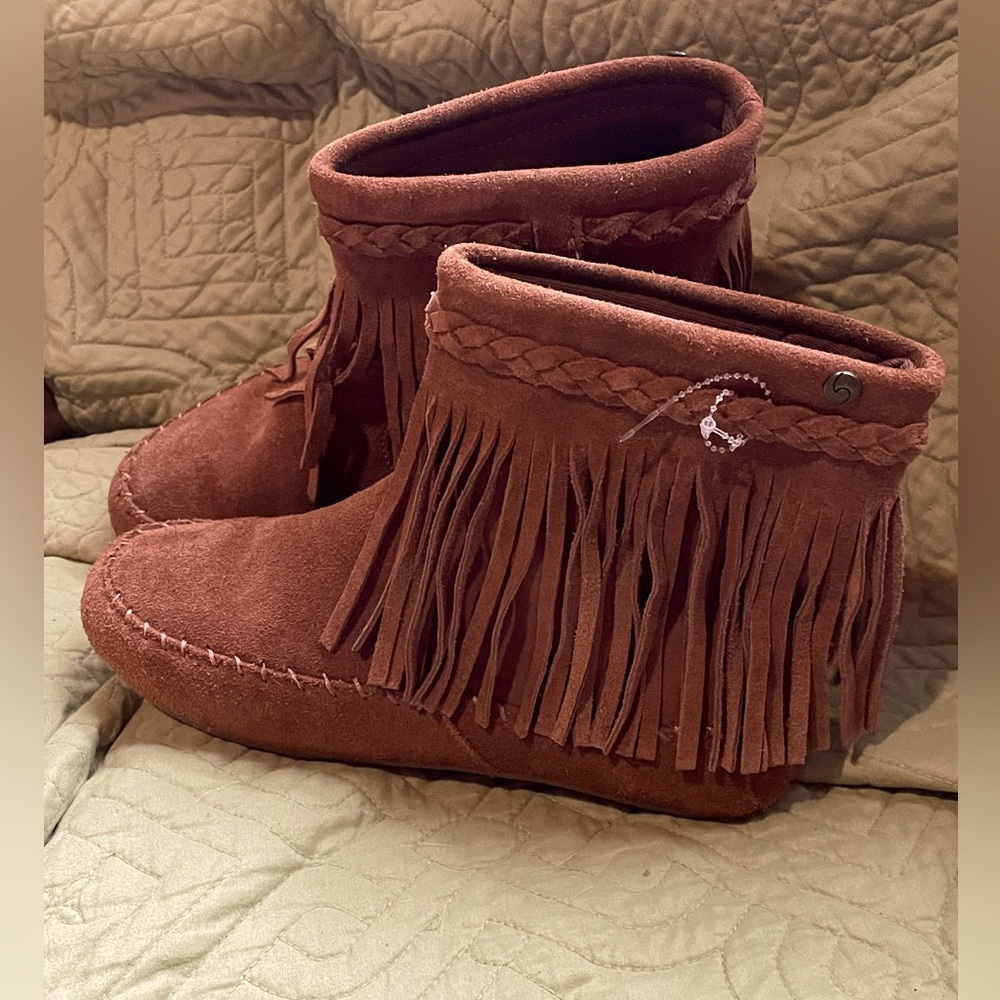 Cute moccasin type light brown Booties! Size 8.5
Pre owned-MAKULU CALIFORNIA